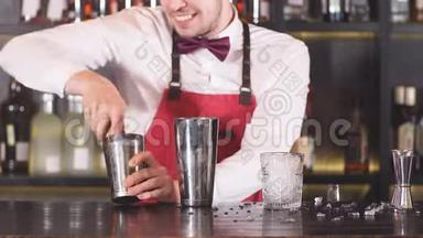 <strong>酒吧</strong>服务员穿着领结、白色衬衫和红色围裙在餐厅的<strong>酒吧</strong>柜台做鸡尾酒